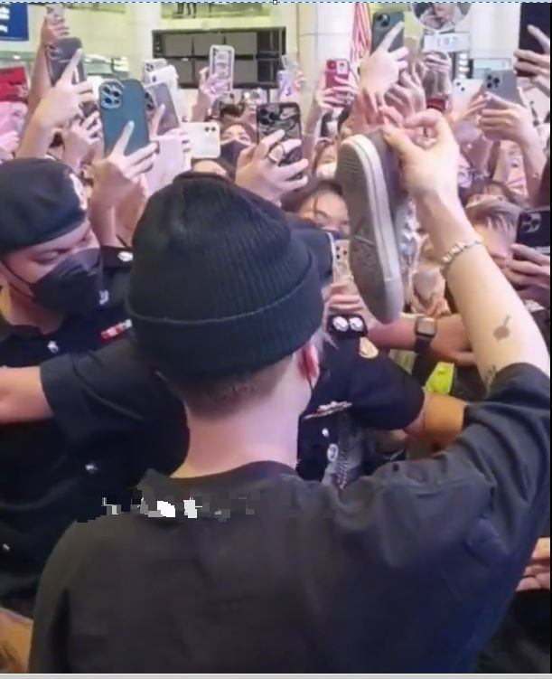 一出闸粉丝失控推挤大包围 王嘉尔捡到鞋搞笑找主人