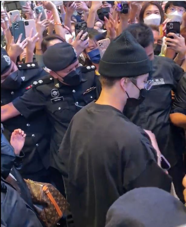 一出闸粉丝失控推挤大包围 王嘉尔捡到鞋搞笑找主人