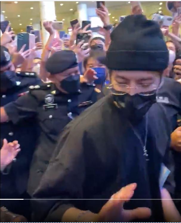 一出闸粉丝失控推挤大包围 王嘉尔捡到鞋搞笑找主人