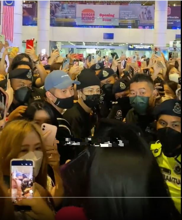 一出闸粉丝失控推挤大包围 王嘉尔捡到鞋搞笑找主人