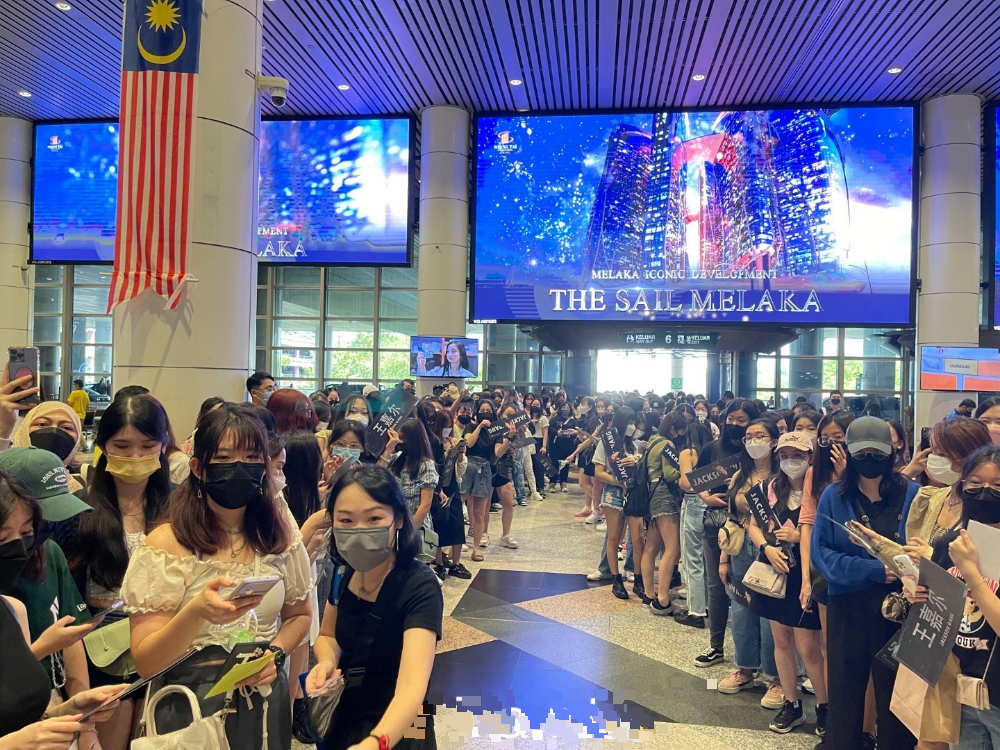 一出闸粉丝失控推挤大包围 王嘉尔捡到鞋搞笑找主人