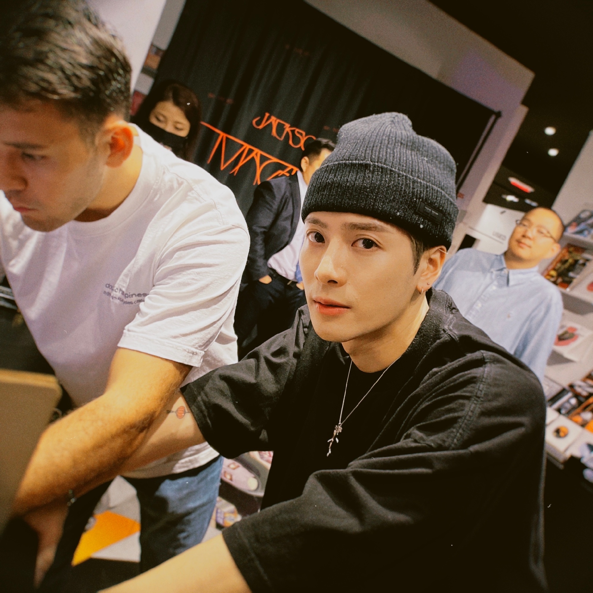 一出闸粉丝失控推挤大包围 王嘉尔捡到鞋搞笑找主人