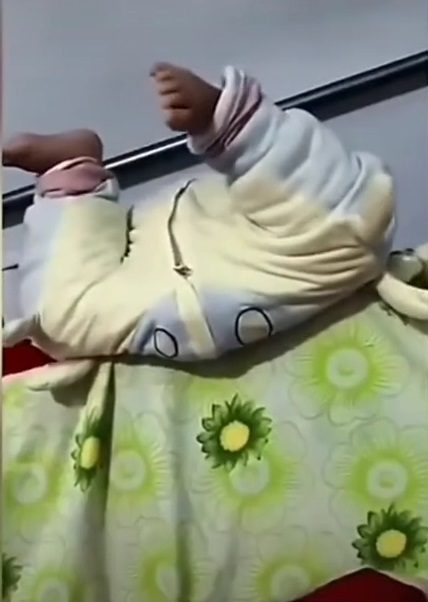 不理宝宝摔床嚎哭 女子斥夫:“玩手机游戏更重要吗?”