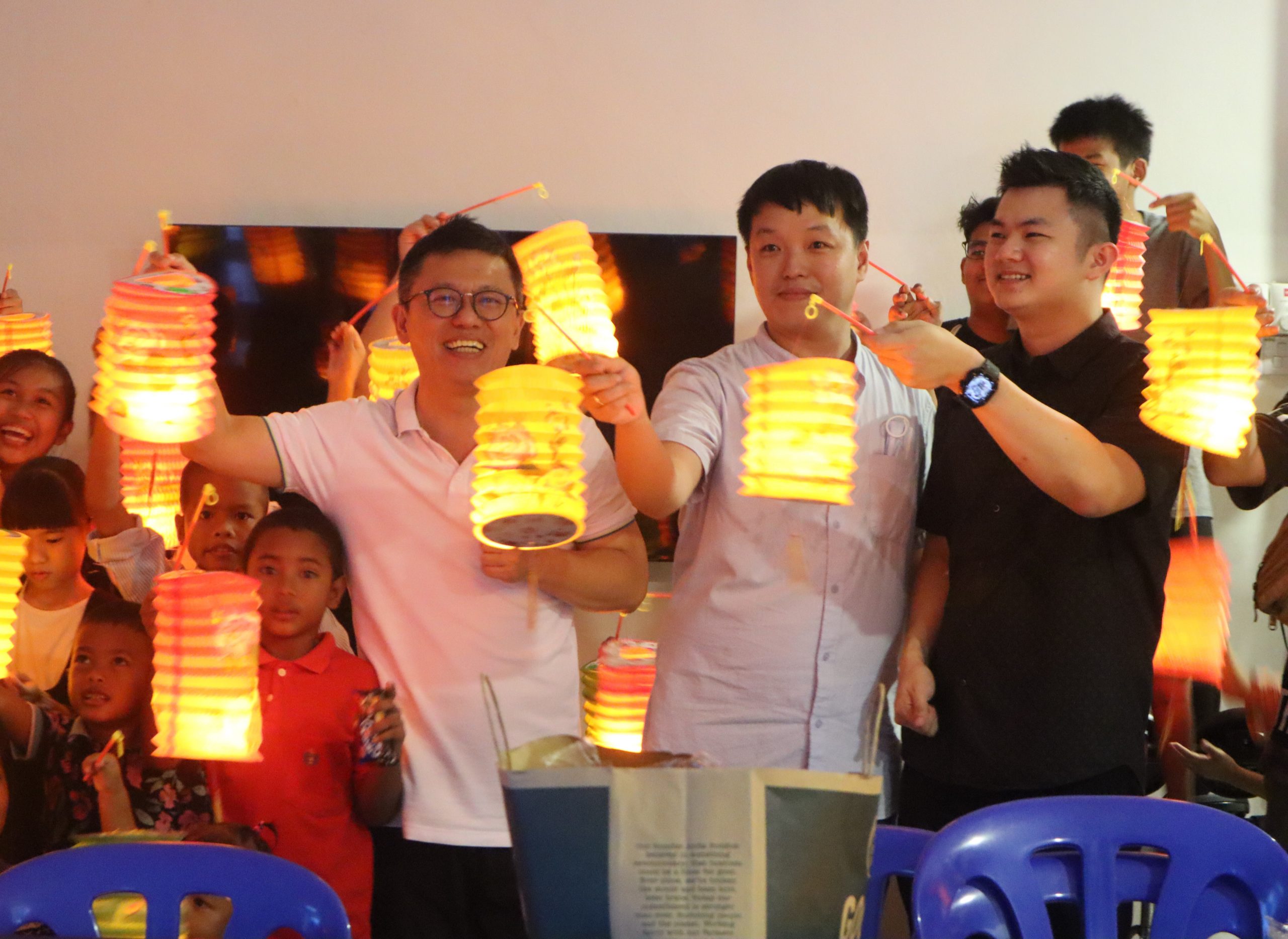 与民共庆中秋节 关丹马华大派灯笼月饼