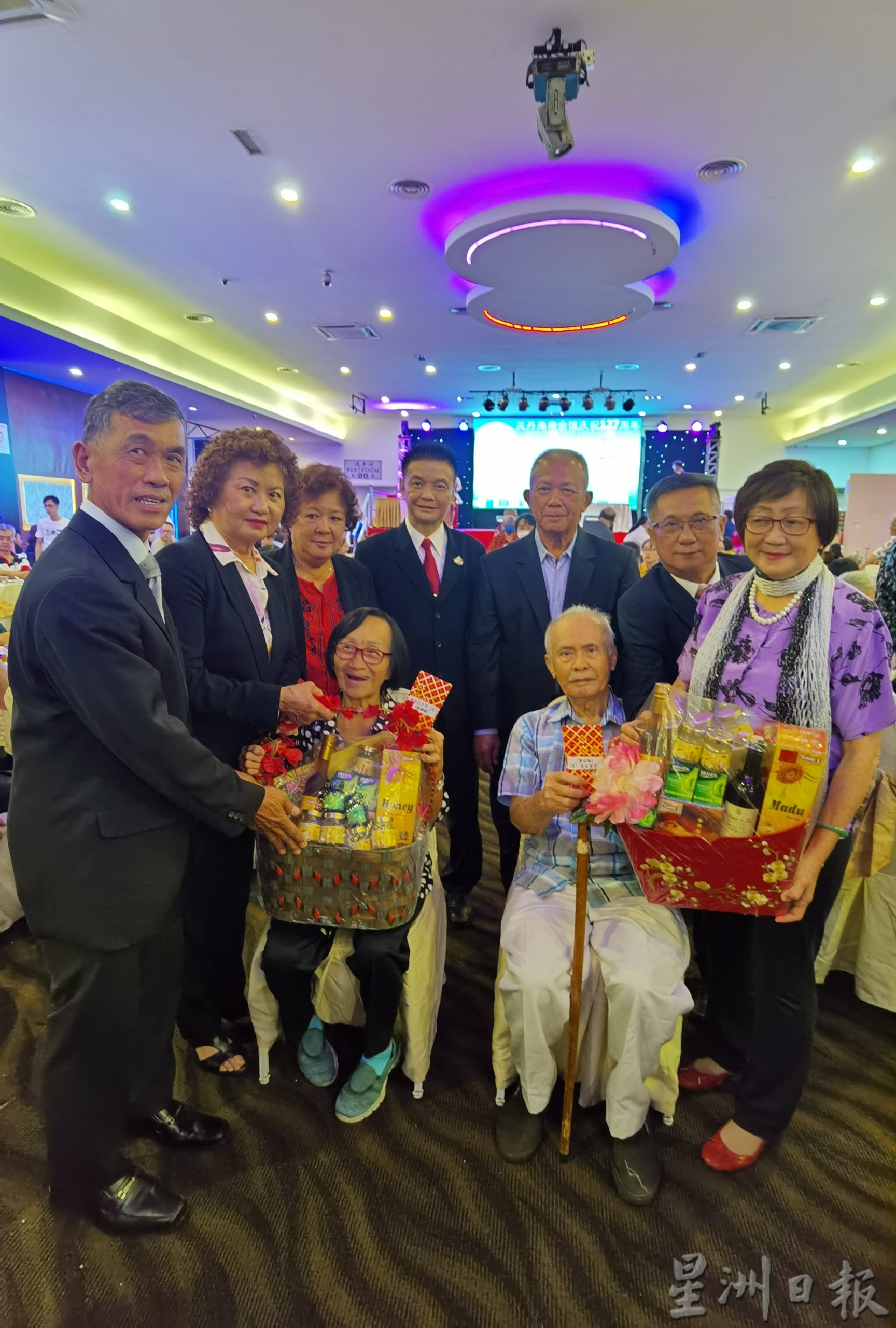 东封底:马来西亚海南会馆联合会总会长拿督林秋雅呼吁我囯政府,更加积极使用外交途径,包括由首相、外交部长等,与其他有关国家交涉,施压有关国家政府打击诈骗集团。