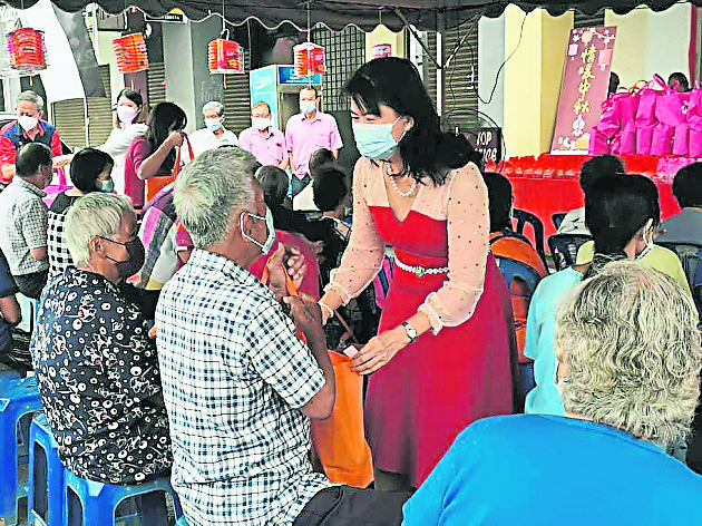 东:民主行动党而连突支部办孝亲敬老 中秋节活动