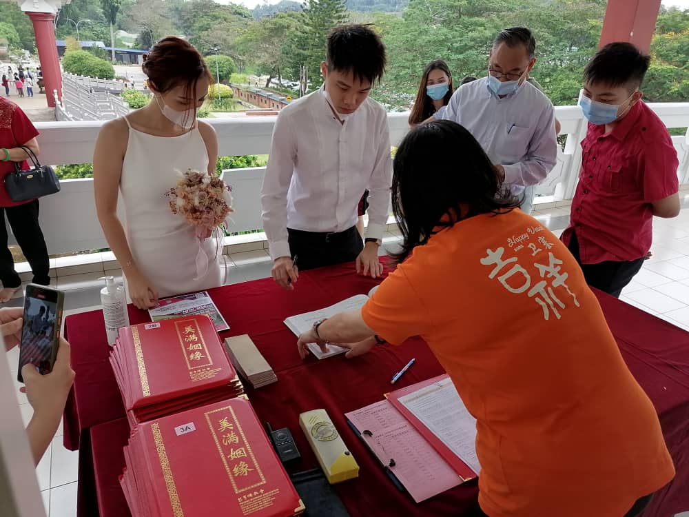 东：中秋寓意花好月园，彭佛教会30对新人注册共结连理。