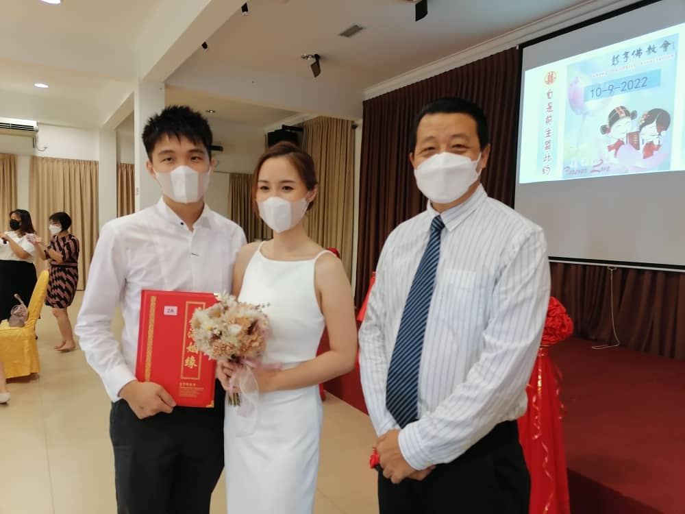 东：中秋寓意花好月园，彭佛教会30对新人注册共结连理。