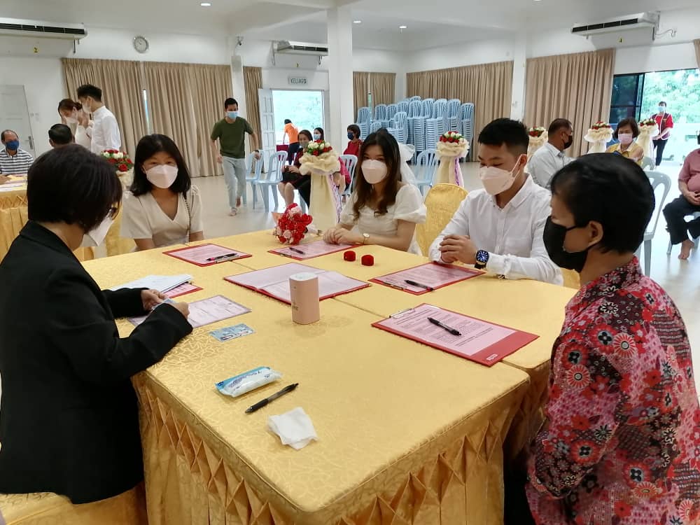 东：中秋寓意花好月园，彭佛教会30对新人注册共结连理。