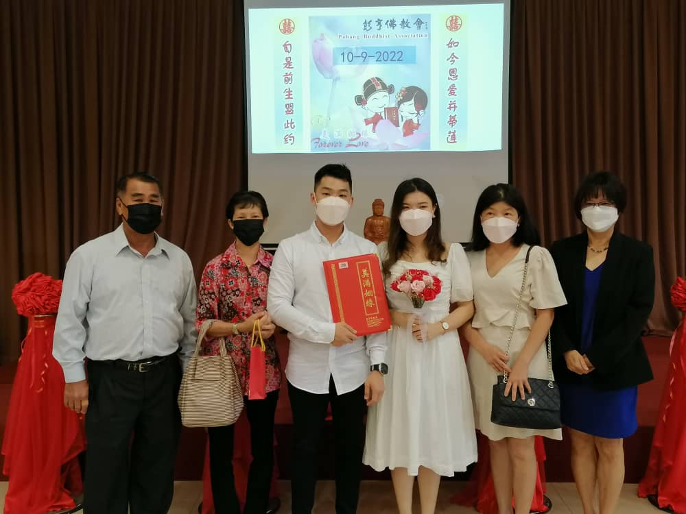 东：中秋寓意花好月园，彭佛教会30对新人注册共结连理。