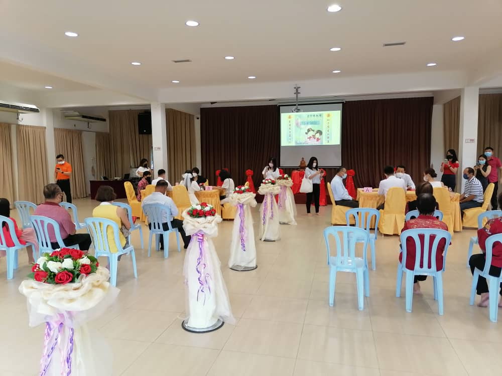 东：中秋寓意花好月园，彭佛教会30对新人注册共结连理。