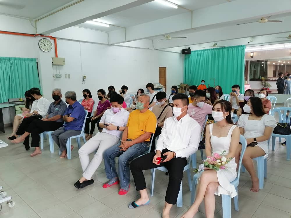 东：中秋寓意花好月园，彭佛教会30对新人注册共结连理。