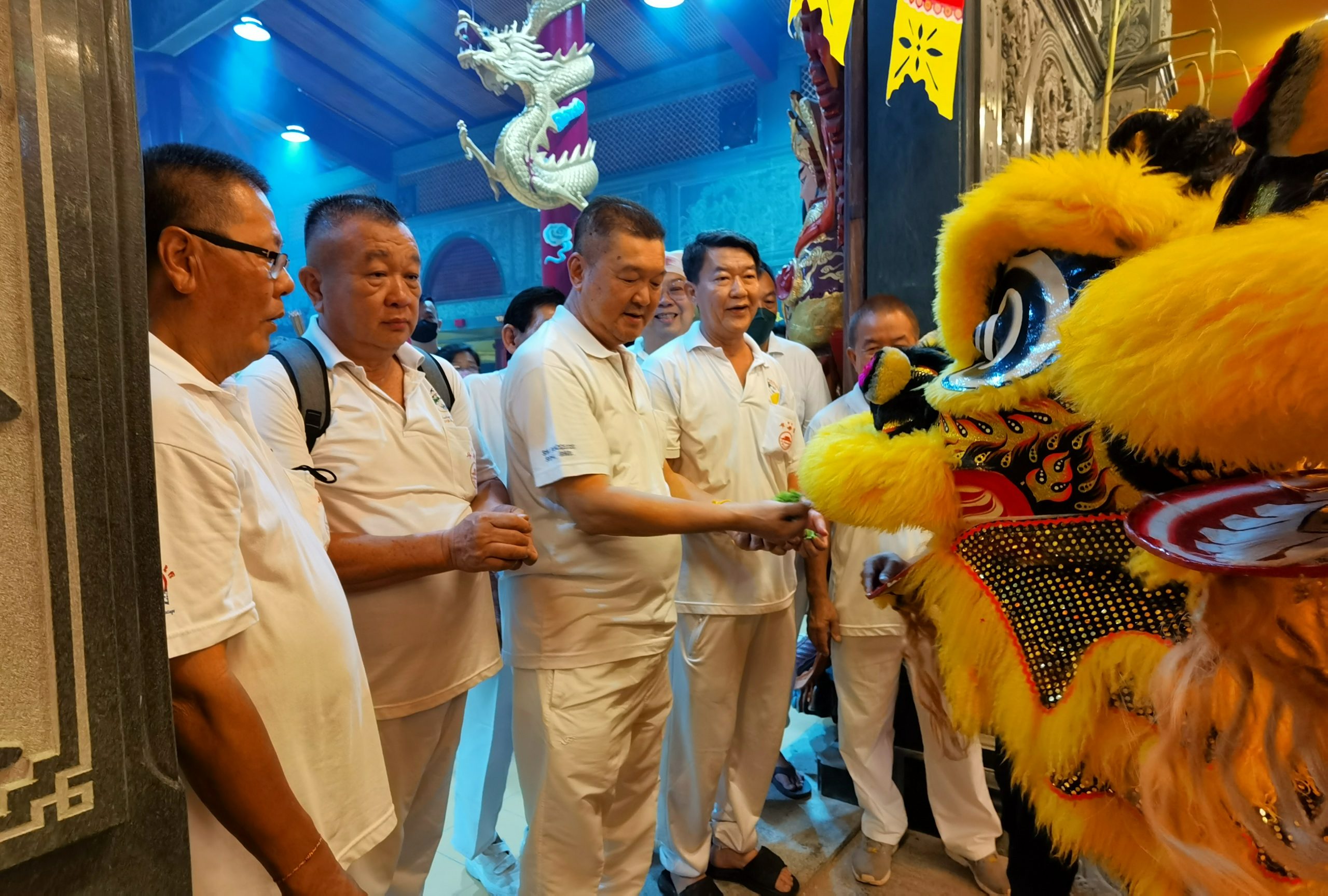 东：关丹斗母宫庆祝成立56周年及九皇大帝千秋宝诞，邀得西澳中华会馆龙狮团贺寿。