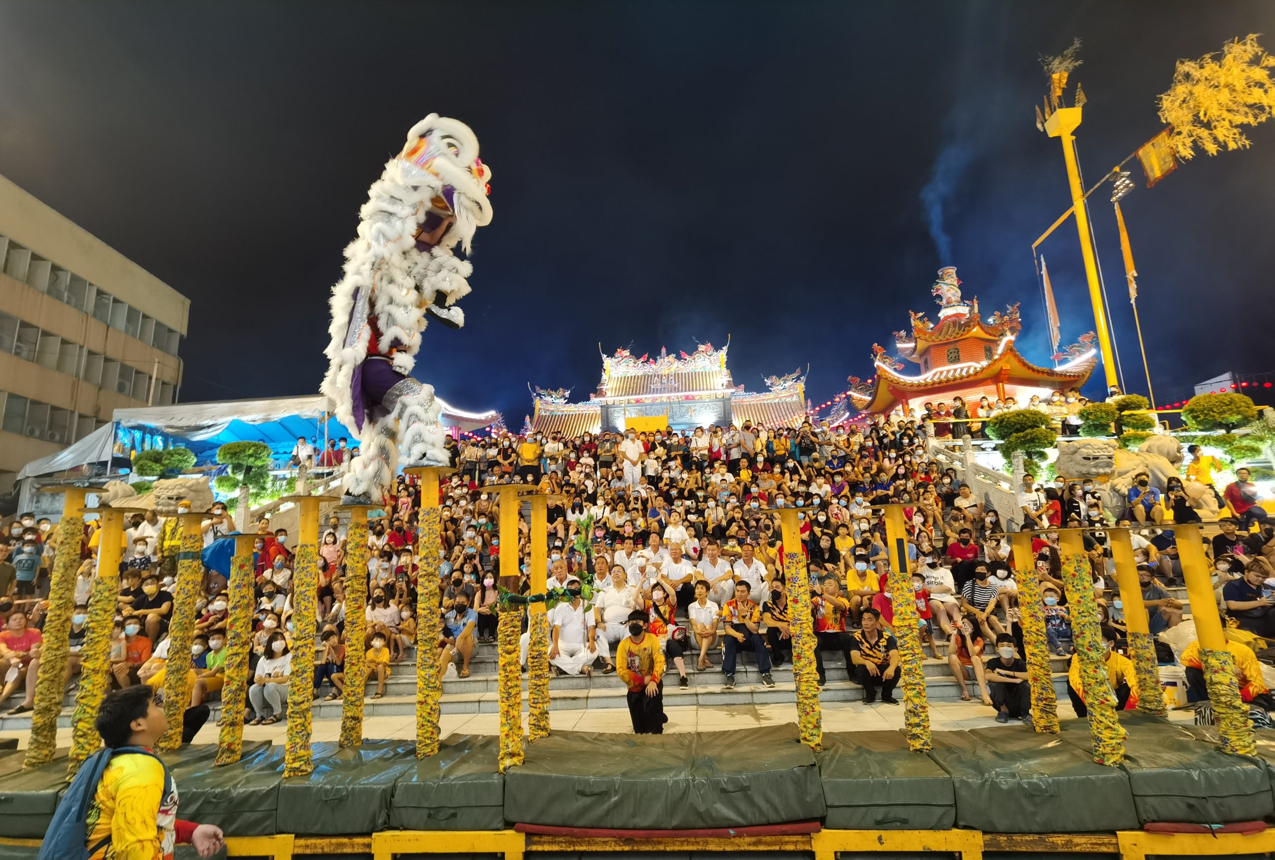 东:关丹斗母宫庆祝成立56周年及九皇大帝千秋宝诞,邀得西澳中华会馆龙狮团贺寿。