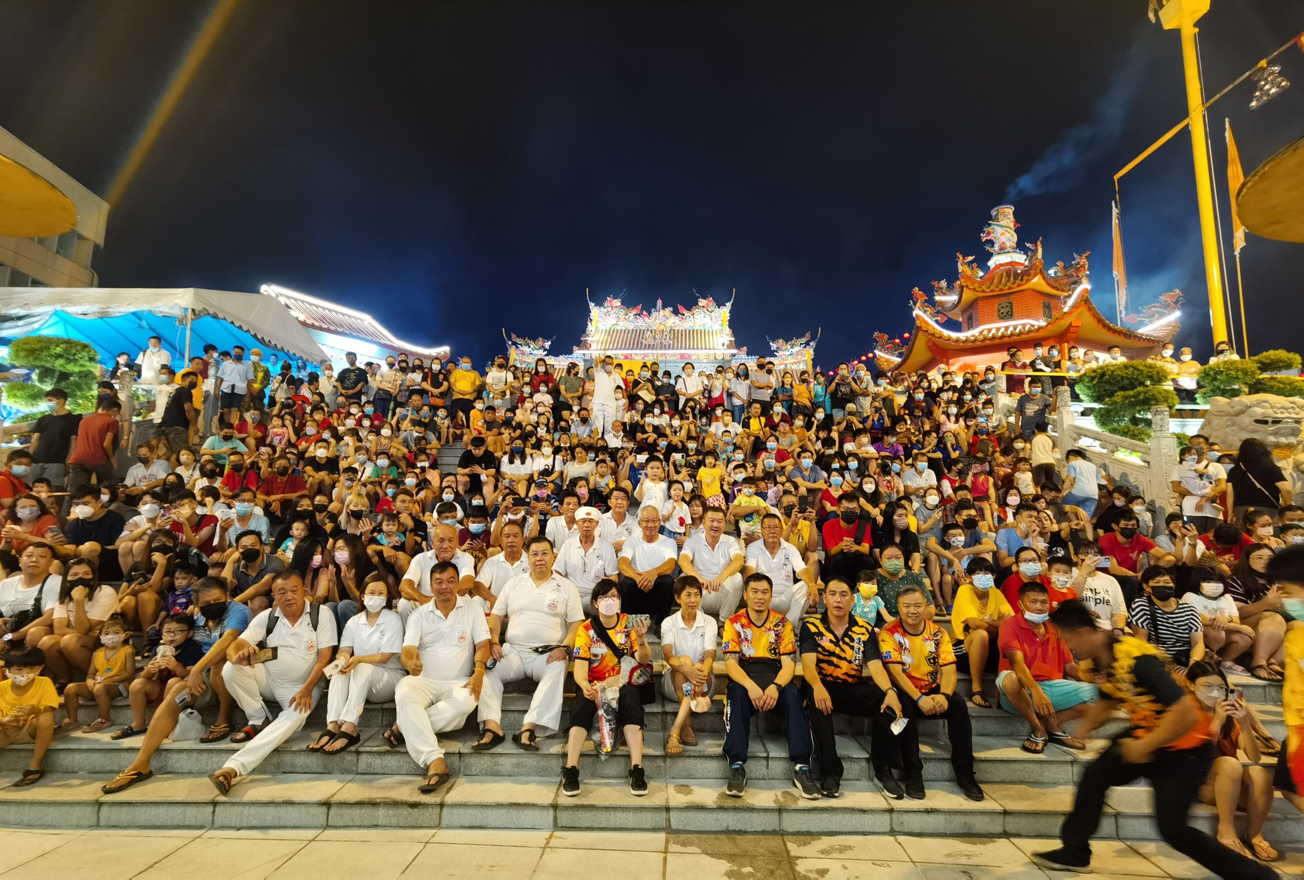 东:关丹斗母宫庆祝成立56周年及九皇大帝千秋宝诞,邀得西澳中华会馆龙狮团贺寿。