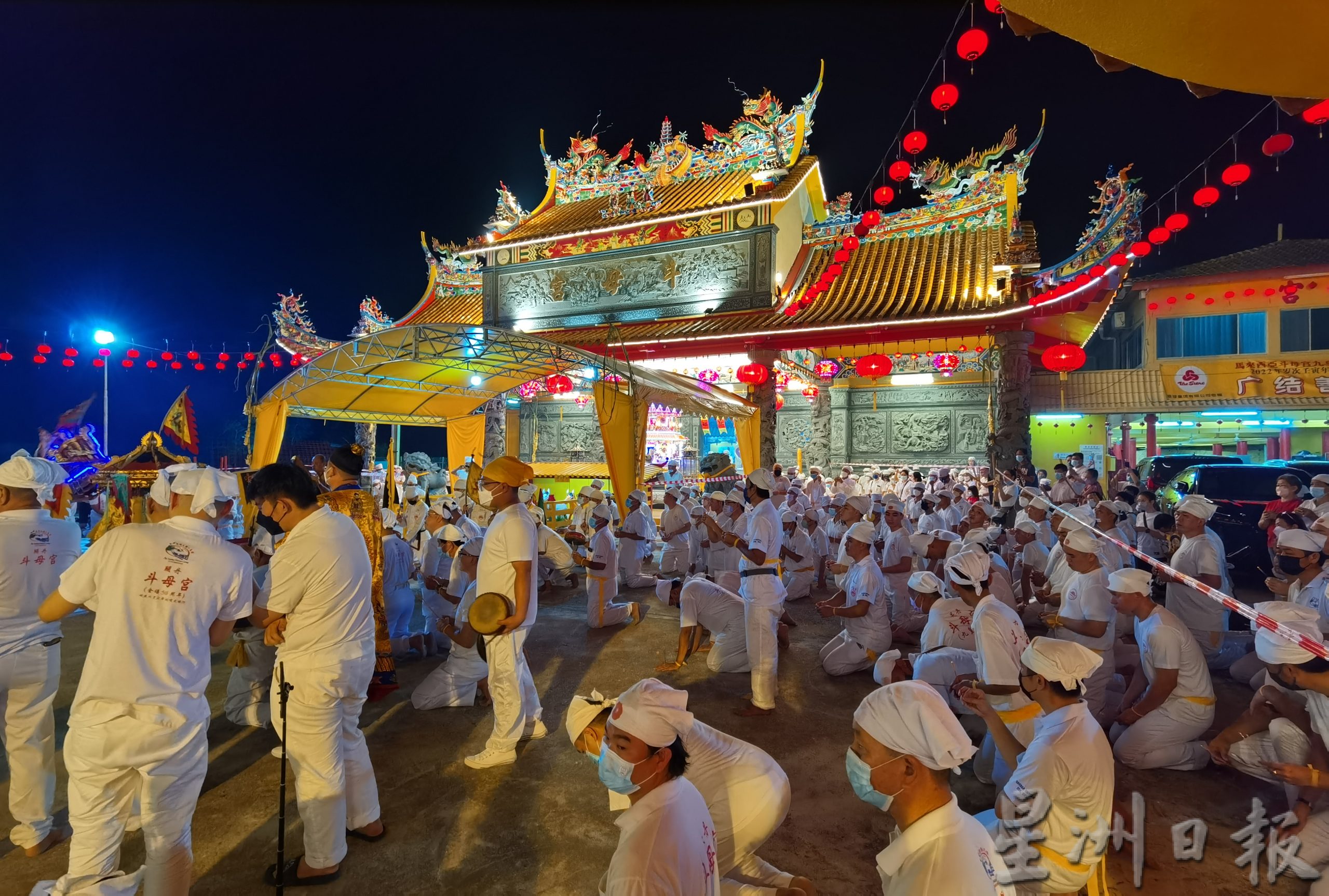 关丹斗母宫疫后全面开放，千人同以白衣白裤，迎接九皇大帝圣驾。