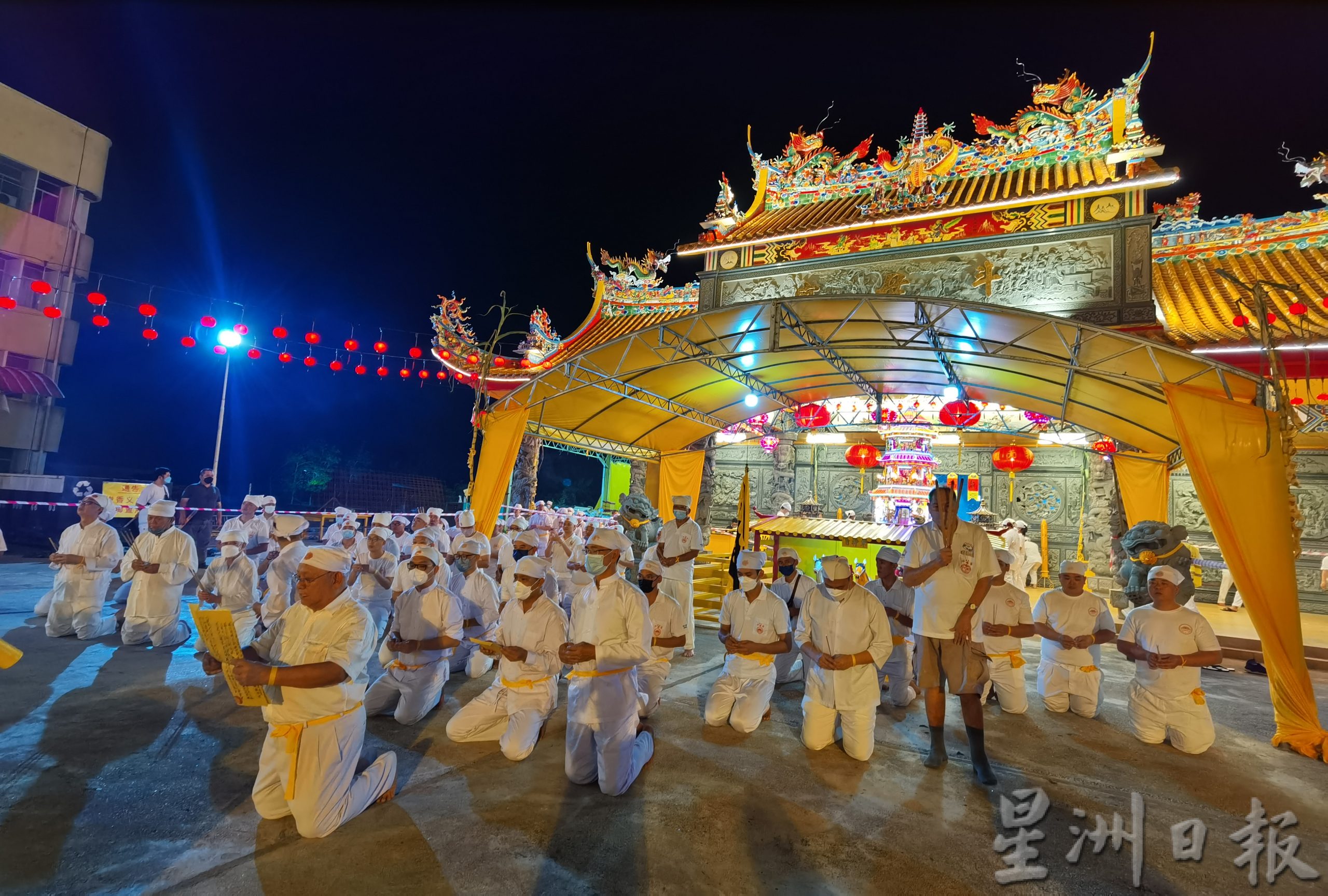 关丹斗母宫疫后全面开放，千人同以白衣白裤，迎接九皇大帝圣驾。