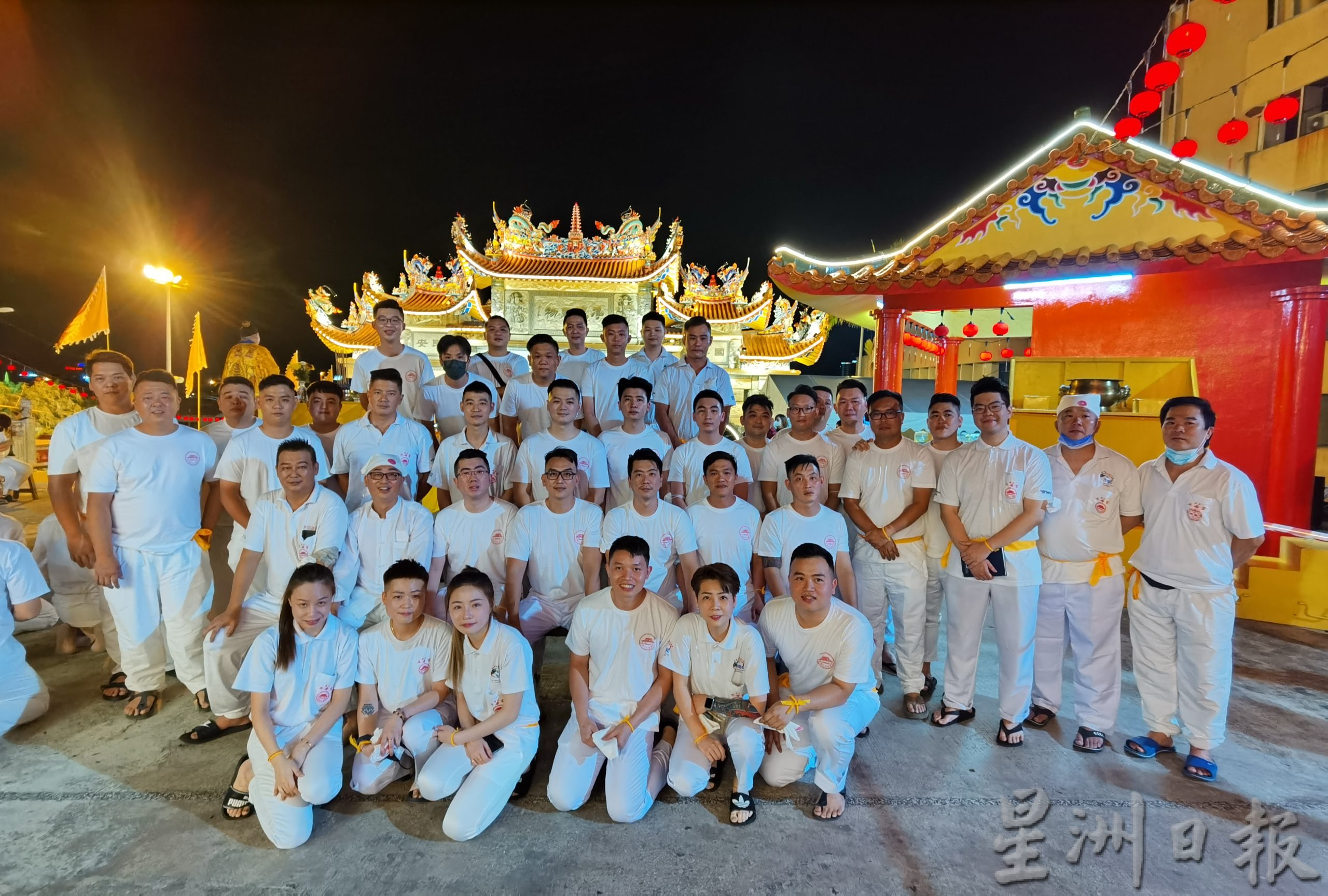 关丹斗母宫疫后全面开放，千人同以白衣白裤，迎接九皇大帝圣驾。