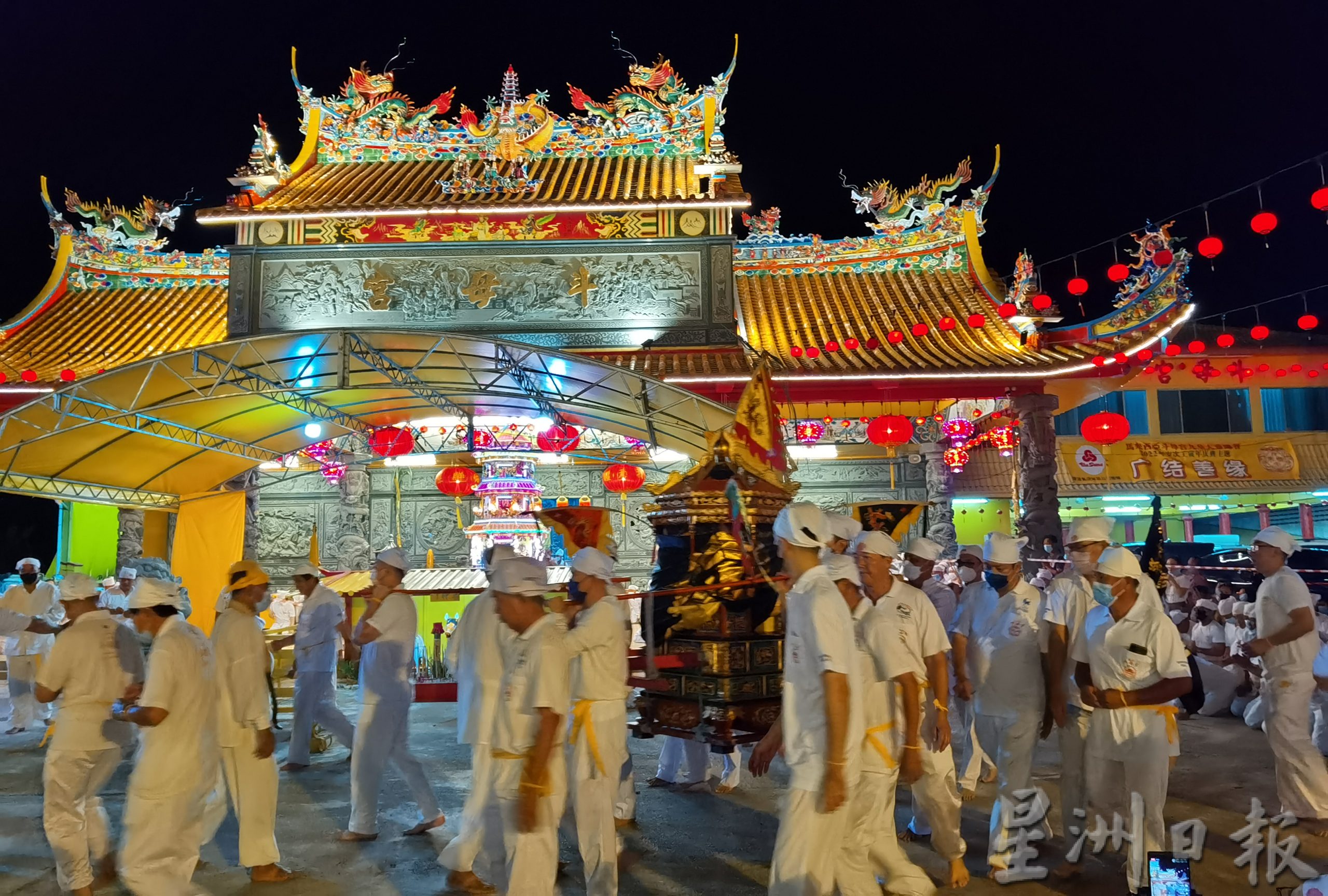 关丹斗母宫疫后全面开放,千人同以白衣白裤,迎接九皇大帝圣驾。