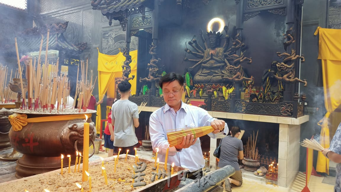 东:关丹斗母宫让关中学生到晚宴筹款
