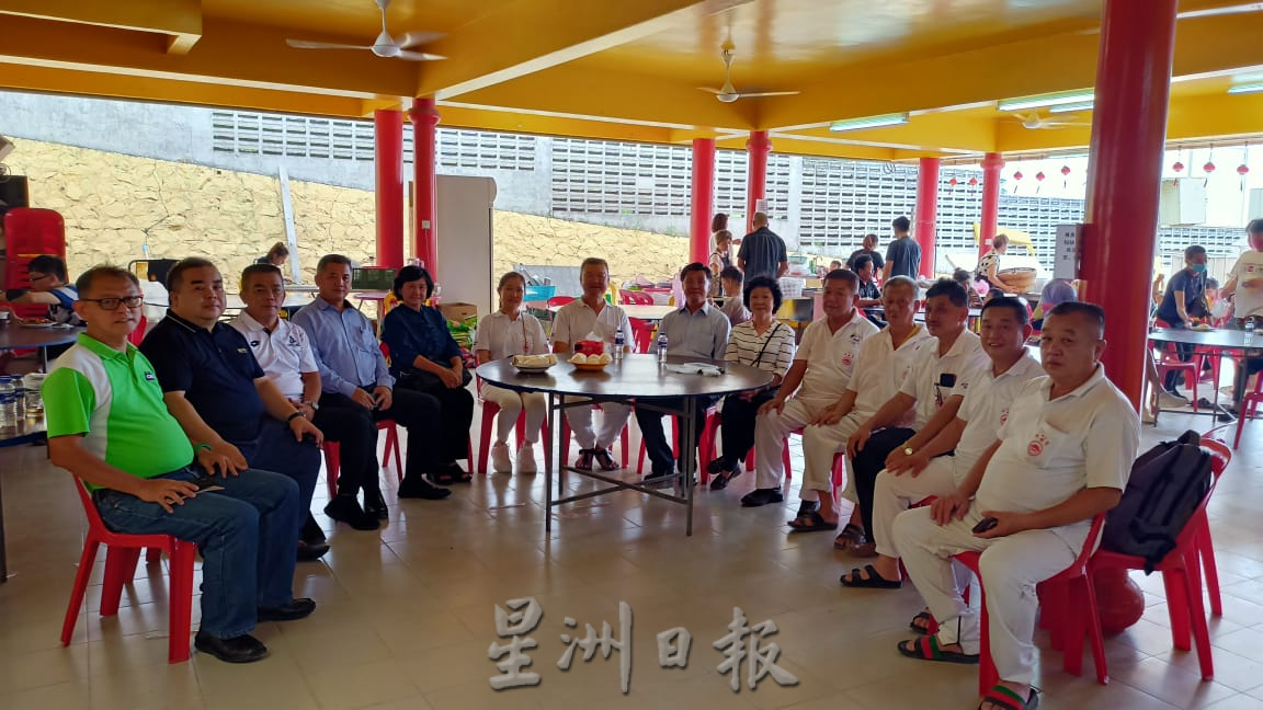 东:关丹斗母宫让关中学生到晚宴筹款