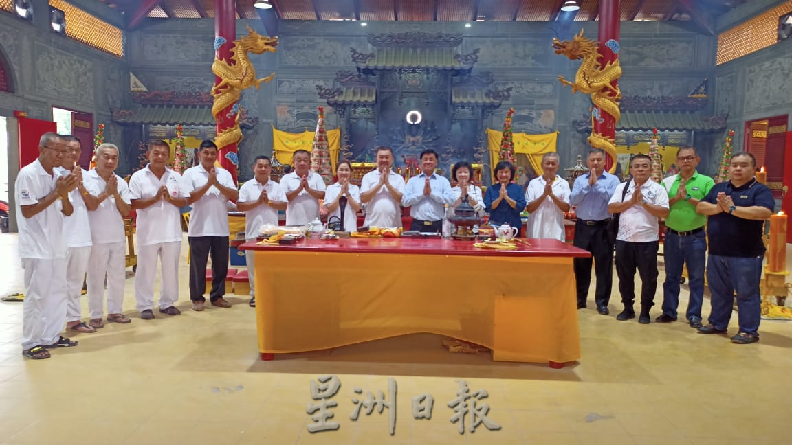 东:关丹斗母宫让关中学生到晚宴筹款