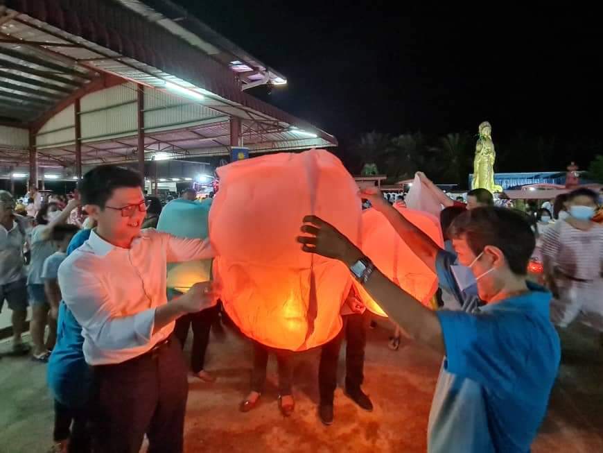 东：劳勿双溪兰新村举办盛大中秋园游会，花车游行，燃放天灯，场面热爆