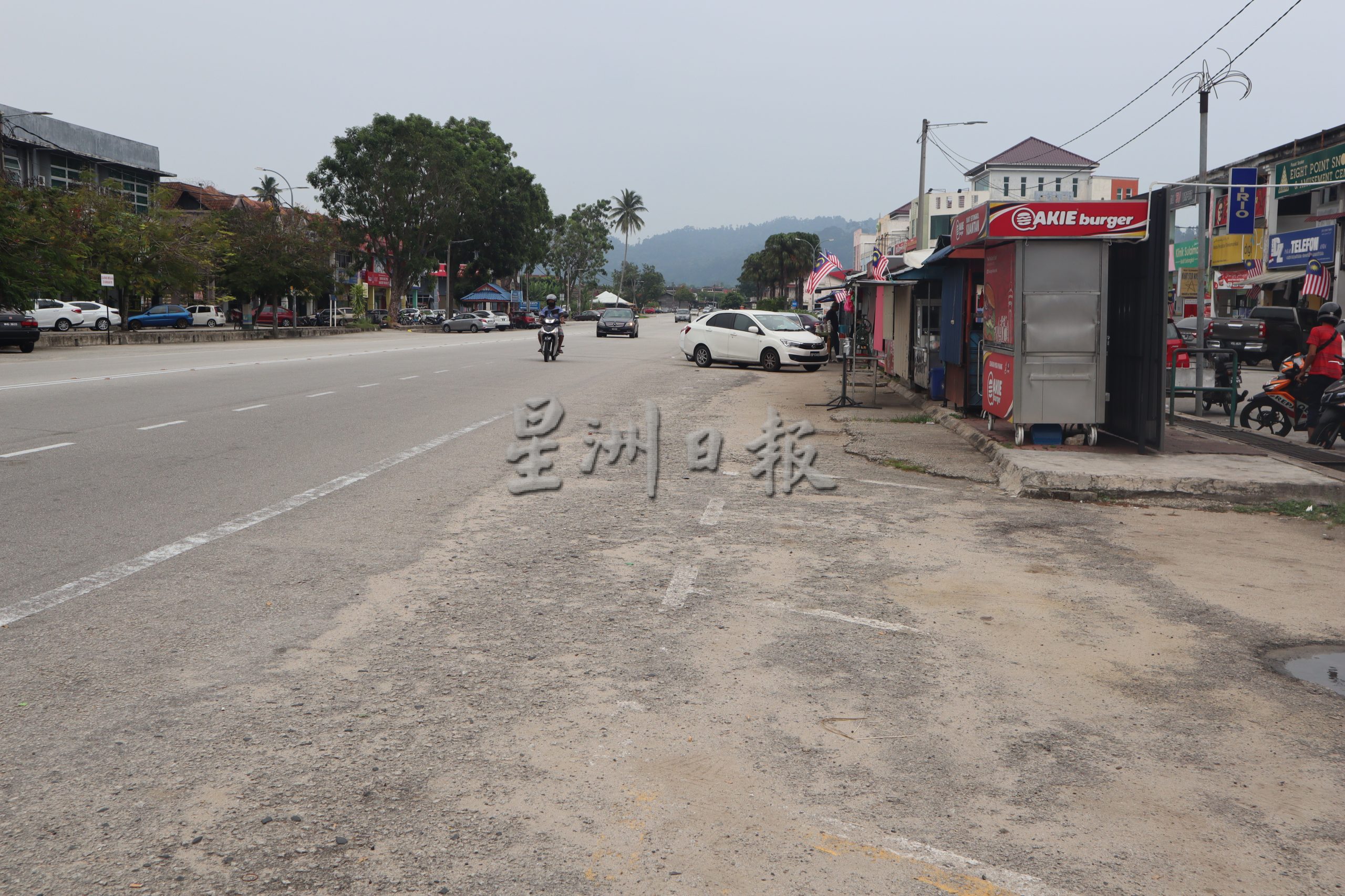 居民不舍自来水因水管爆裂而白白流失，多次向水务局反映皆无下文，并感叹一边厢面对制水之苦，一边厢却无视自来水流失。