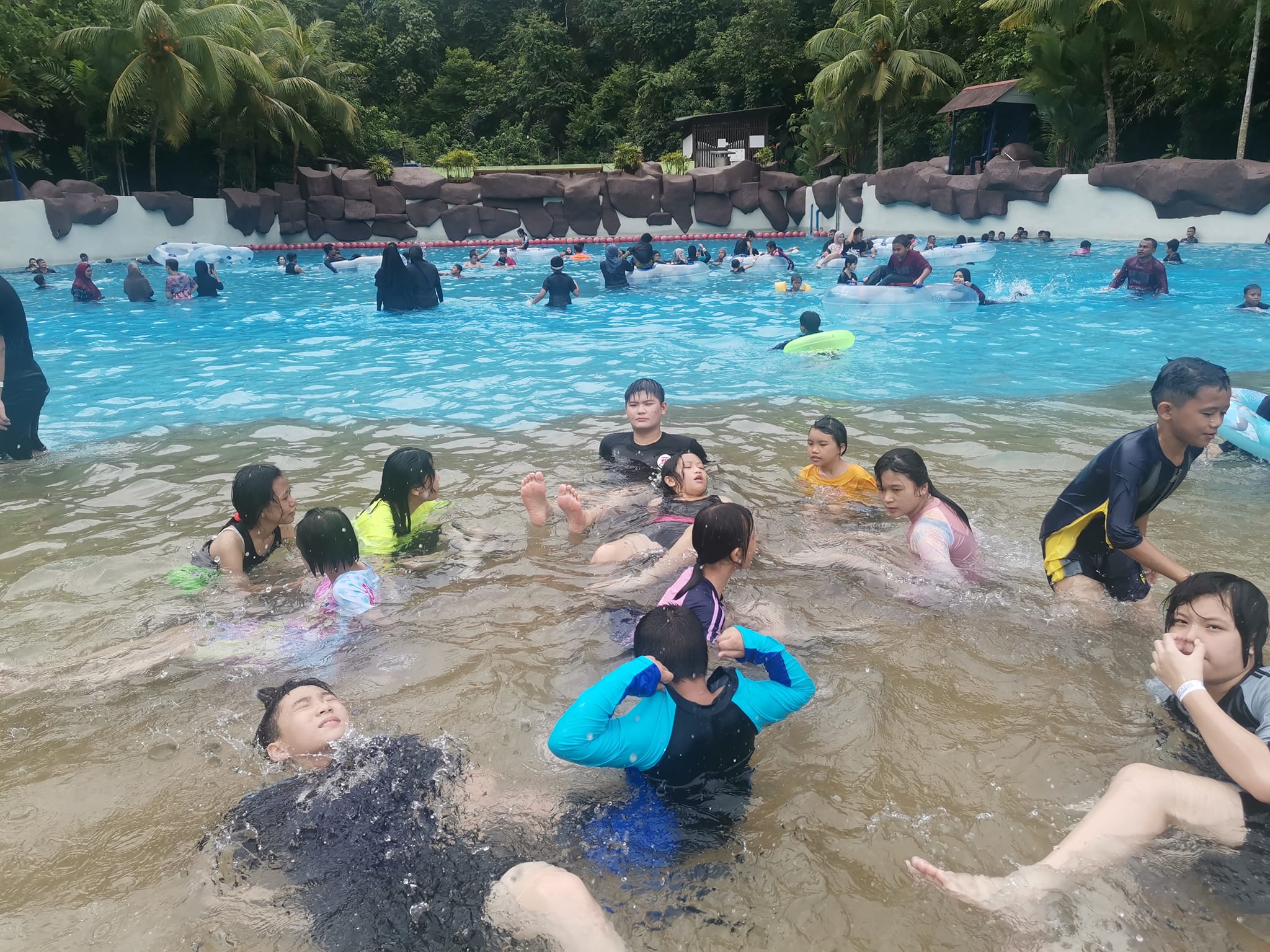 东：市民趁短假在国内游玩