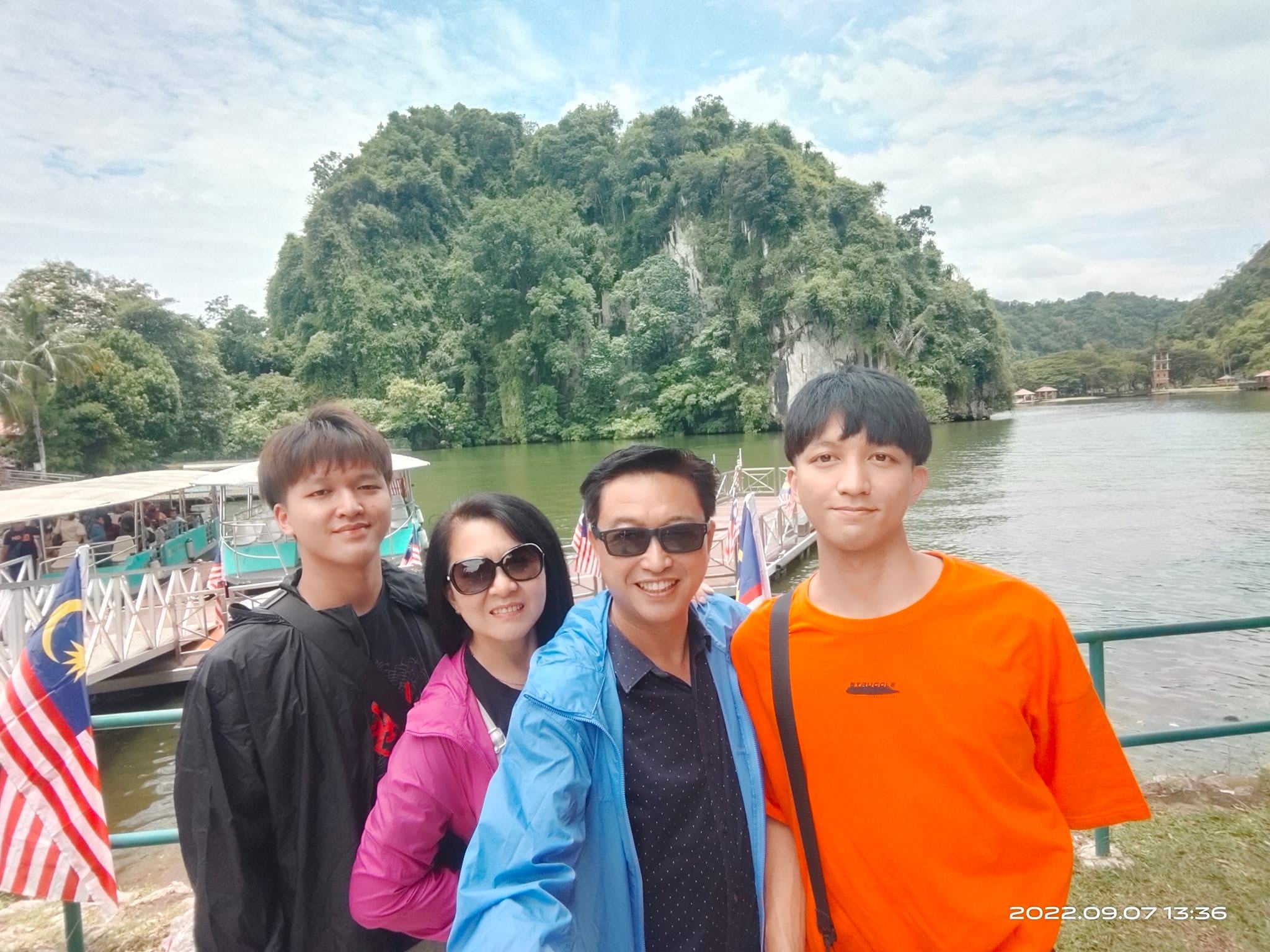 东：市民趁短假在国内游玩