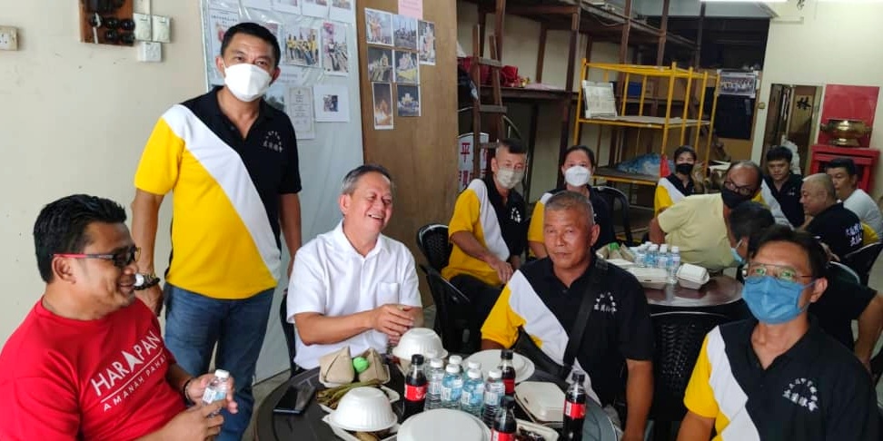 东：希盟淡马鲁区国会议员代表阿兹祖指出，文德甲宝林园盂兰胜会理事会，在本区积极推动中华文化活动，也在教育和慈善福利工作是上献力。