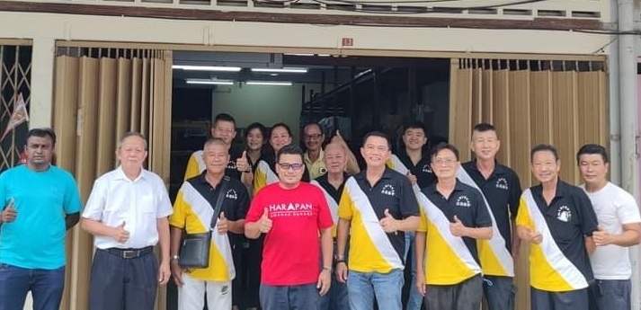 东：希盟淡马鲁区国会议员代表阿兹祖指出，文德甲宝林园盂兰胜会理事会，在本区积极推动中华文化活动，也在教育和慈善福利工作是上献力。