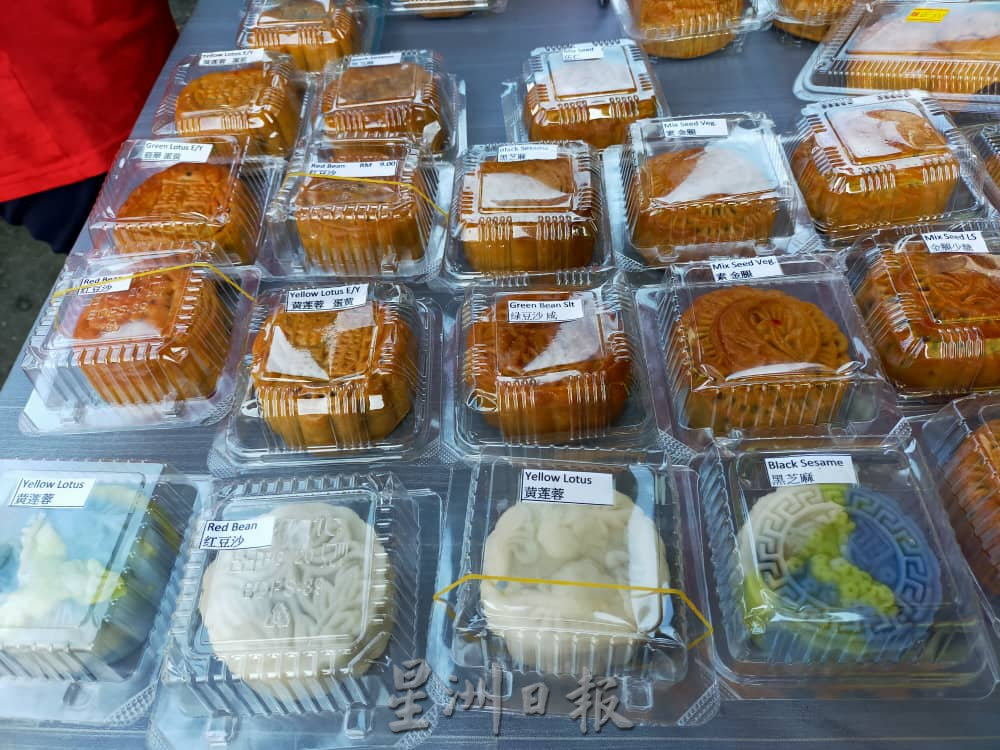 东:月饼降价吸引顾客