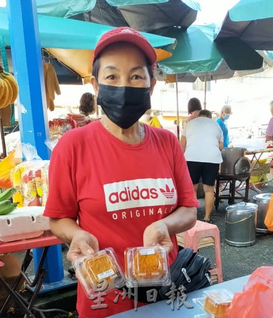 东:月饼降价吸引顾客