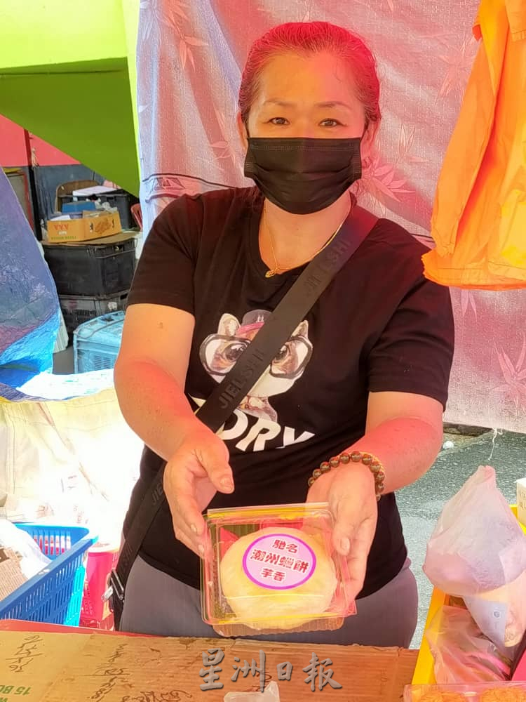 东:月饼降价吸引顾客