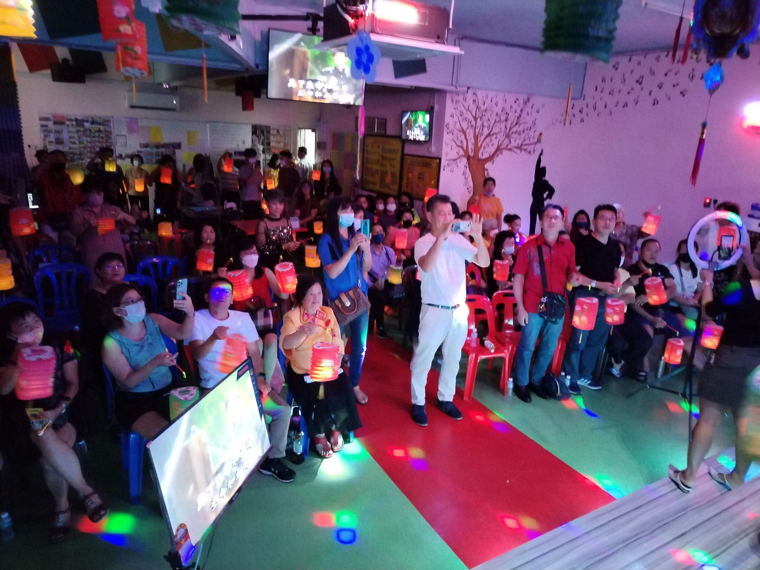 东:直凉百乐县创新欢乐歌友会主办(一曲定胜负)新秀男女混合华,粤,闽南语歌唱比赛