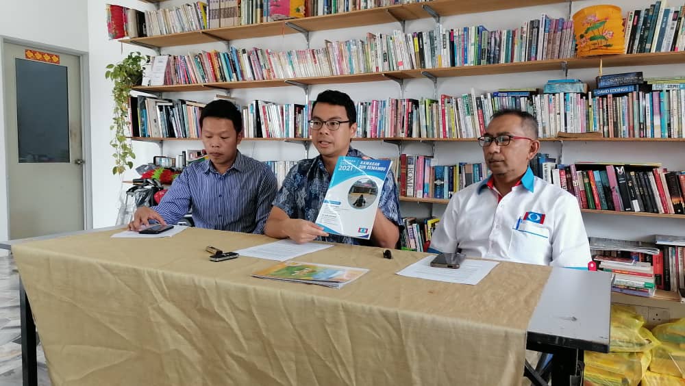 东:英迪拉马哥打公正党抨击阿末扎希,“水灾可大选”论已触怒灾黎。