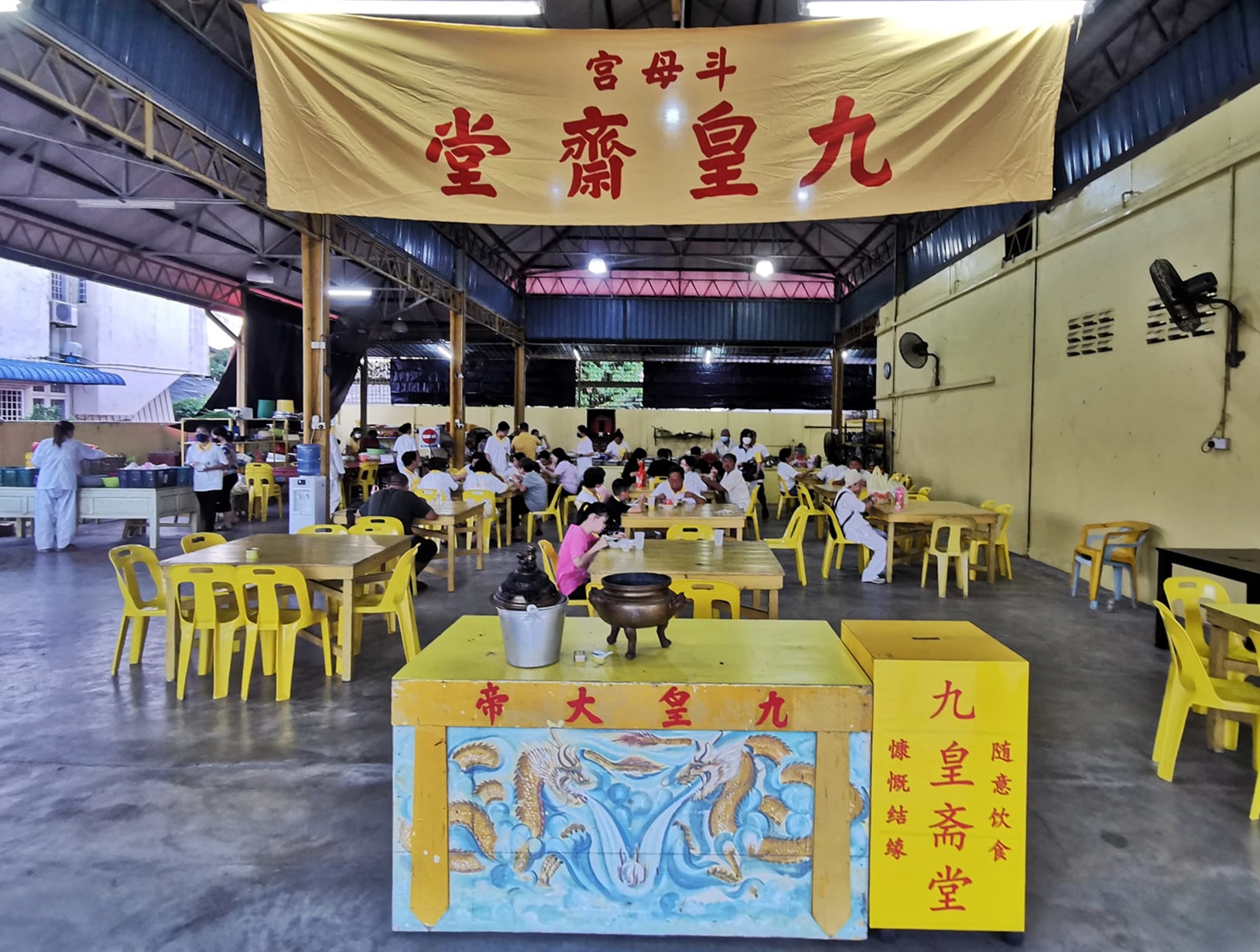 东:配合九皇大帝圣诞千秋庆典,吉兰丹斗母宫昨晚到唐人坡镇兴宫前码头恭迎皇驾回宫;吉兰丹灵应殿则在殿前丹江河畔恭迎皇驾,超过2年的冠病疫情放缓,哥市九皇大帝圣典终于恢复往年盛况。