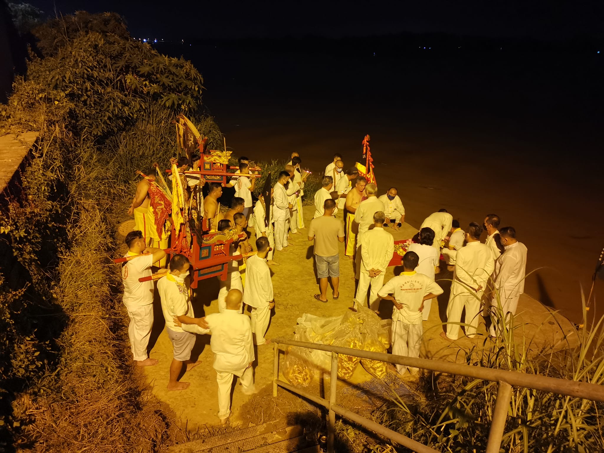 东:配合九皇大帝圣诞千秋庆典,吉兰丹斗母宫昨晚到唐人坡镇兴宫前码头恭迎皇驾回宫;吉兰丹灵应殿则在殿前丹江河畔恭迎皇驾,超过2年的冠病疫情放缓,哥市九皇大帝圣典终于恢复往年盛况。