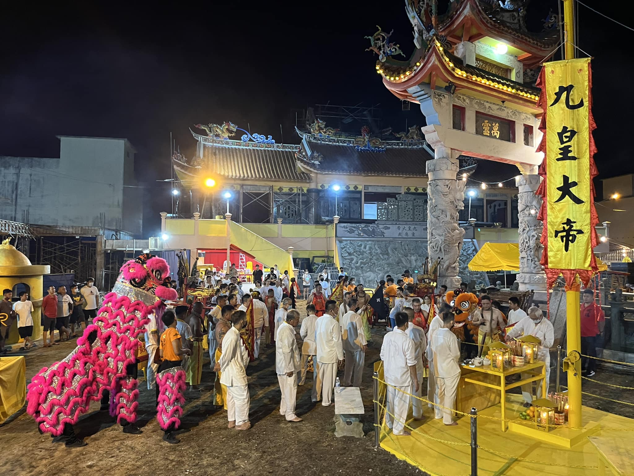 东:配合九皇大帝圣诞千秋庆典,吉兰丹斗母宫昨晚到唐人坡镇兴宫前码头恭迎皇驾回宫;吉兰丹灵应殿则在殿前丹江河畔恭迎皇驾,超过2年的冠病疫情放缓,哥市九皇大帝圣典终于恢复往年盛况。