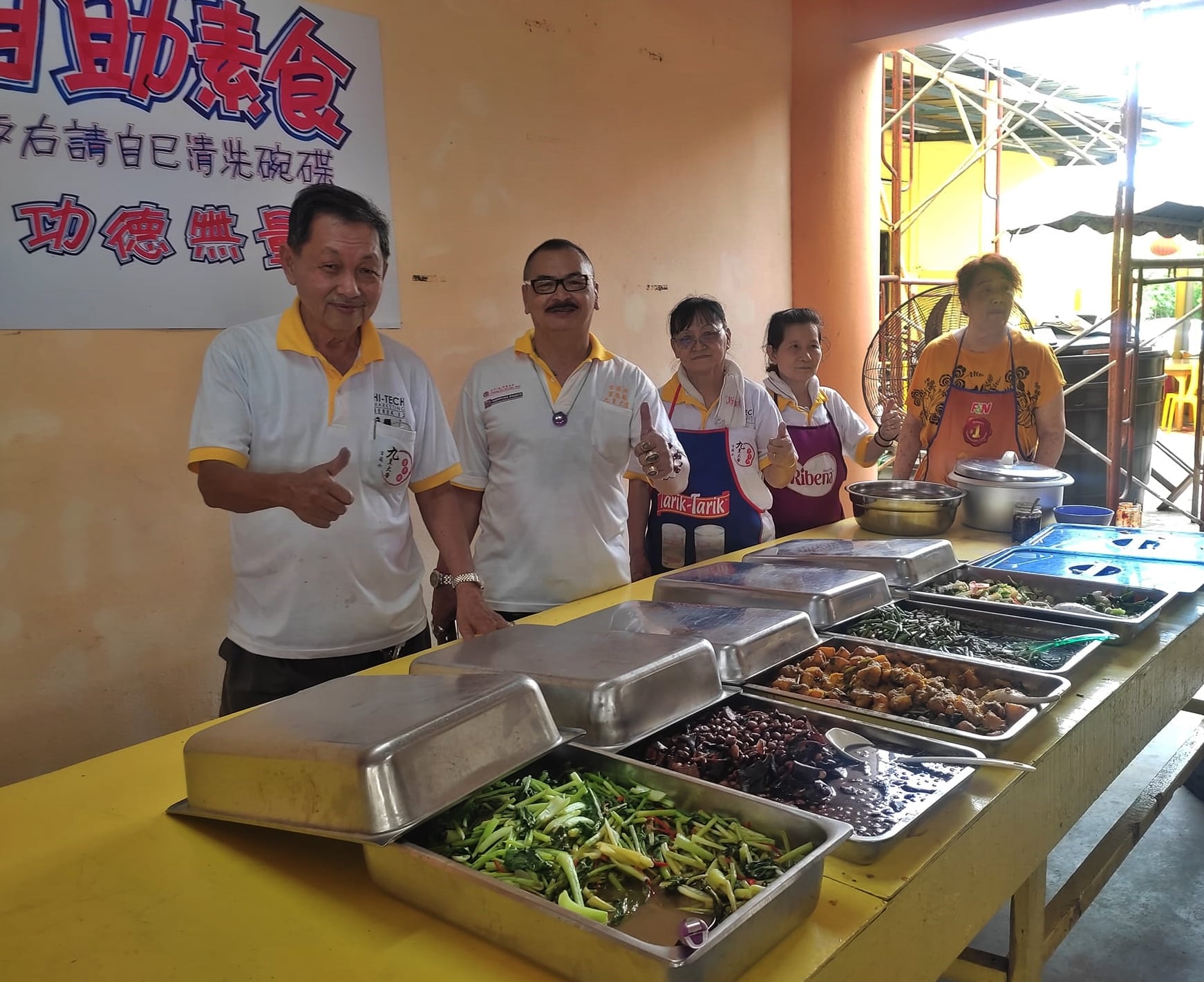 东:配合九皇大帝圣诞千秋庆典,吉兰丹斗母宫昨晚到唐人坡镇兴宫前码头恭迎皇驾回宫;吉兰丹灵应殿则在殿前丹江河畔恭迎皇驾,超过2年的冠病疫情放缓,哥市九皇大帝圣典终于恢复往年盛况。