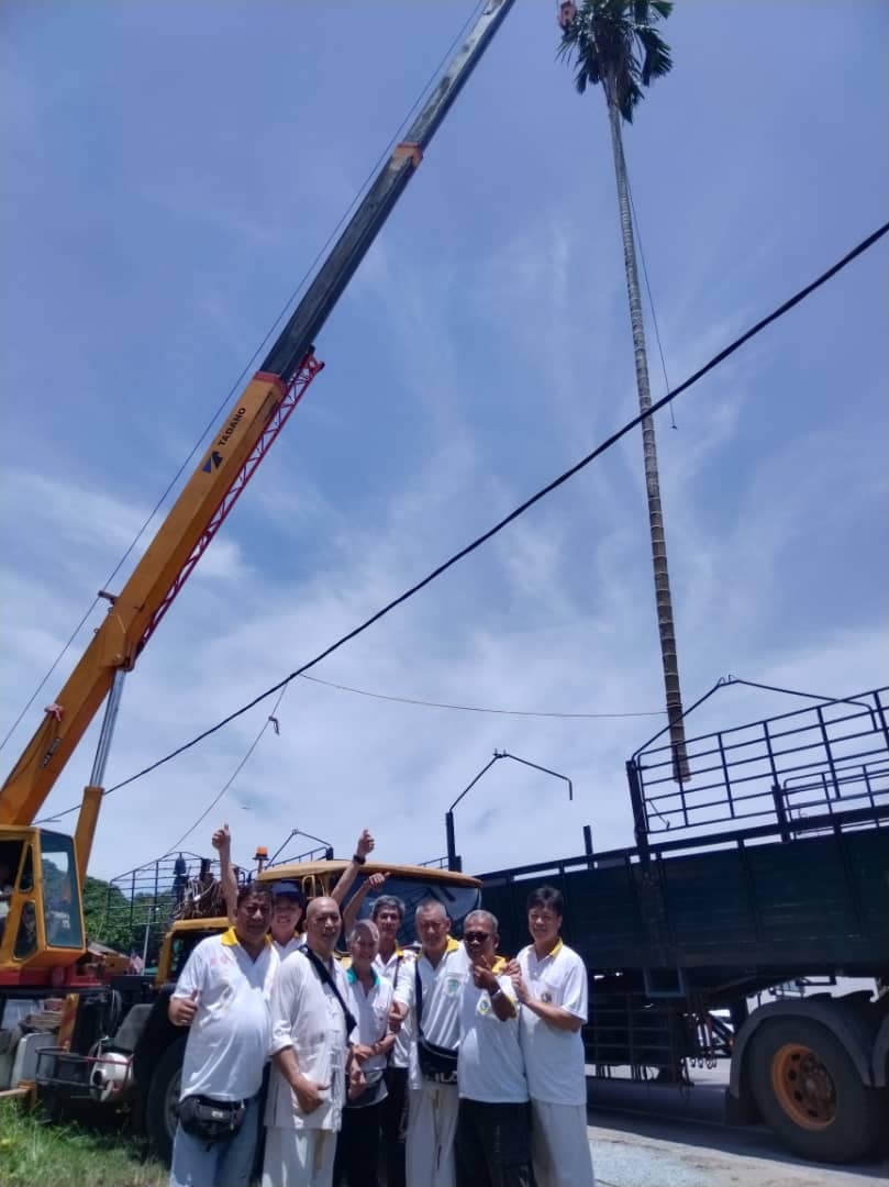 东:配合九皇大帝圣诞千秋庆典,吉兰丹斗母宫昨晚到唐人坡镇兴宫前码头恭迎皇驾回宫;吉兰丹灵应殿则在殿前丹江河畔恭迎皇驾,超过2年的冠病疫情放缓,哥市九皇大帝圣典终于恢复往年盛况。