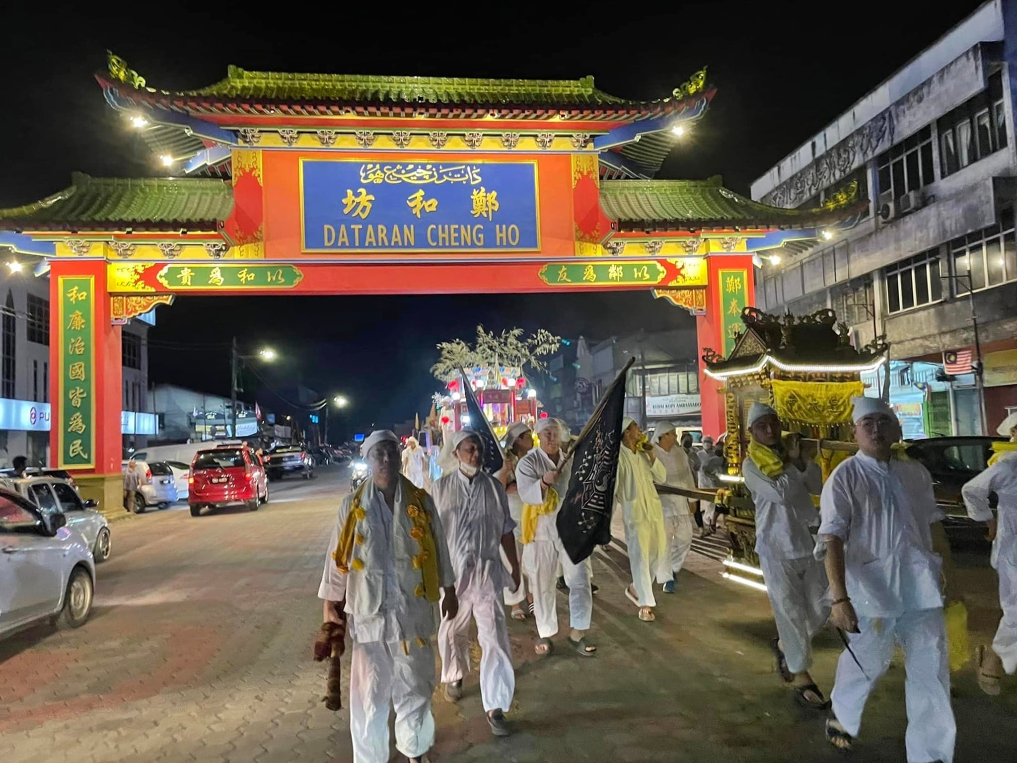 东:配合九皇大帝圣诞千秋庆典,吉兰丹斗母宫昨晚到唐人坡镇兴宫前码头恭迎皇驾回宫;吉兰丹灵应殿则在殿前丹江河畔恭迎皇驾,超过2年的冠病疫情放缓,哥市九皇大帝圣典终于恢复往年盛况。