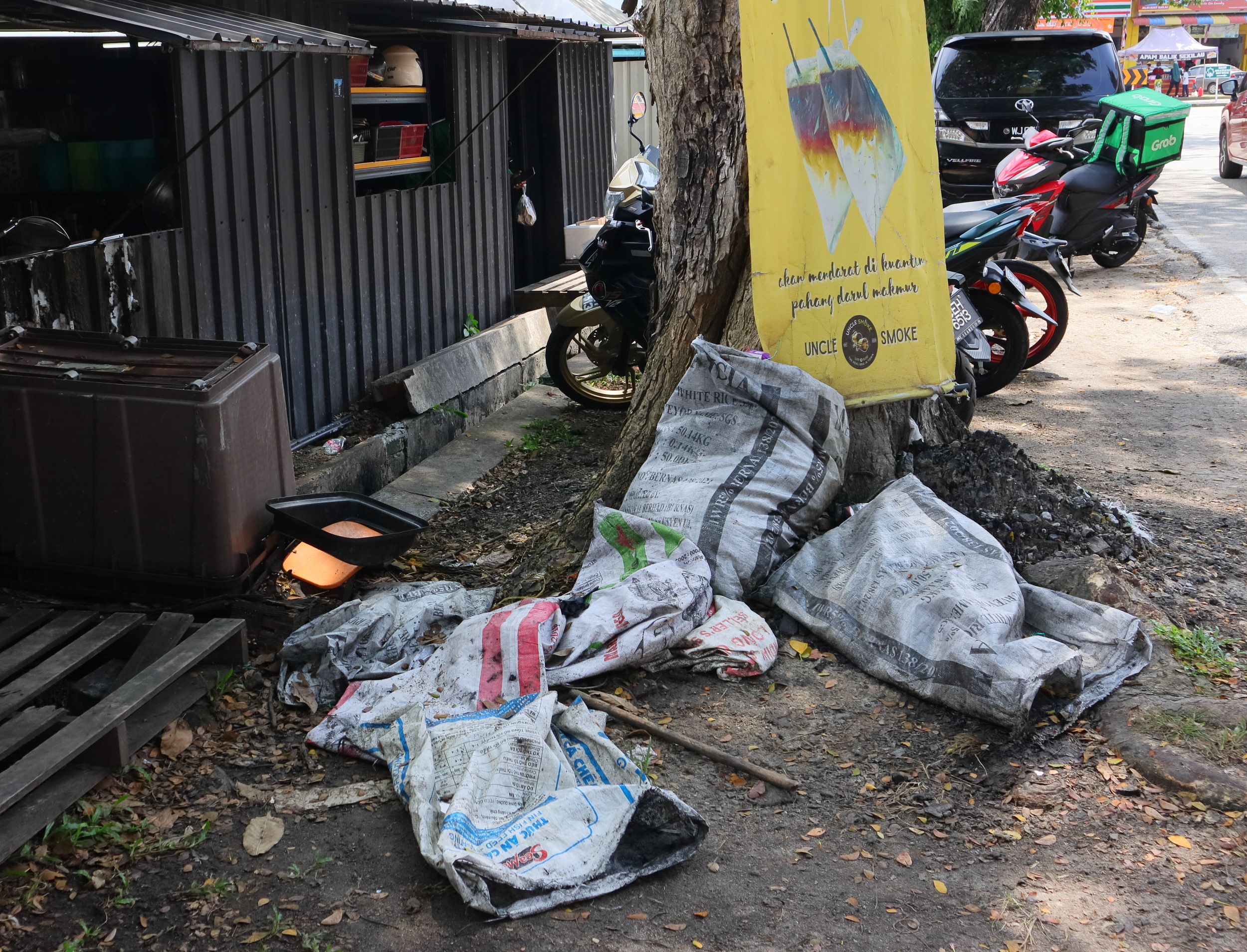 东：食摊小贩未照顾环境卫生，士基劳广场沟渠垃圾堵塞发恶臭！