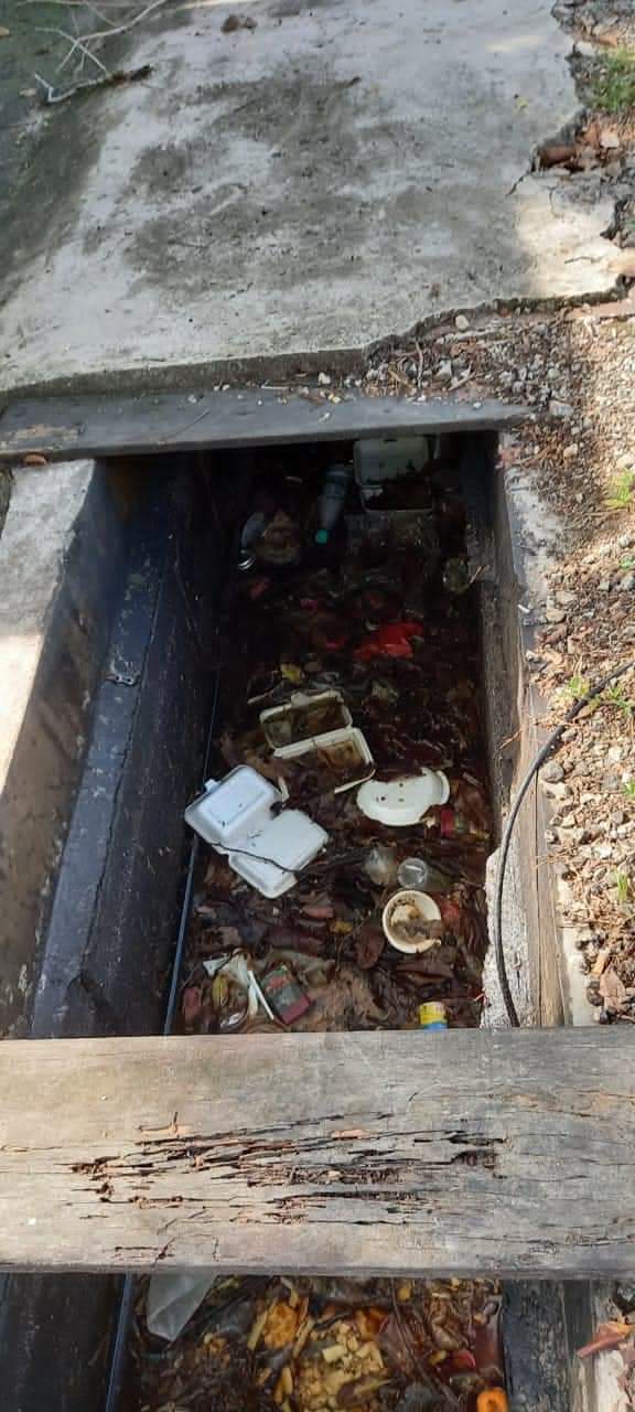 东：食摊小贩未照顾环境卫生，士基劳广场沟渠垃圾堵塞发恶臭！