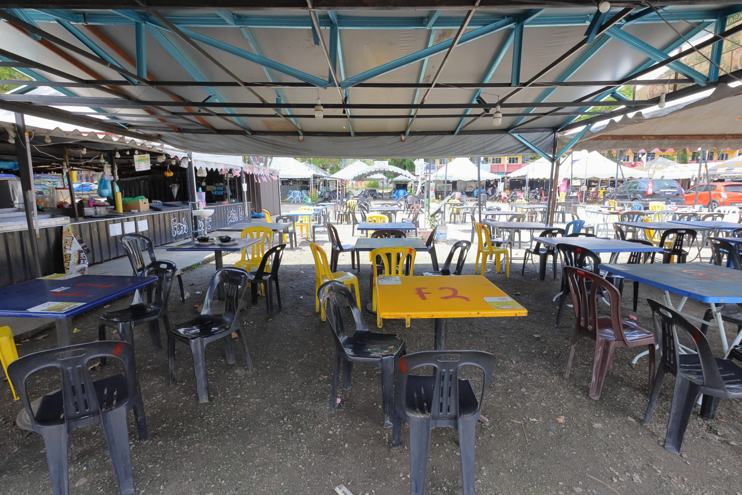 东：食摊小贩未照顾环境卫生，士基劳广场沟渠垃圾堵塞发恶臭！