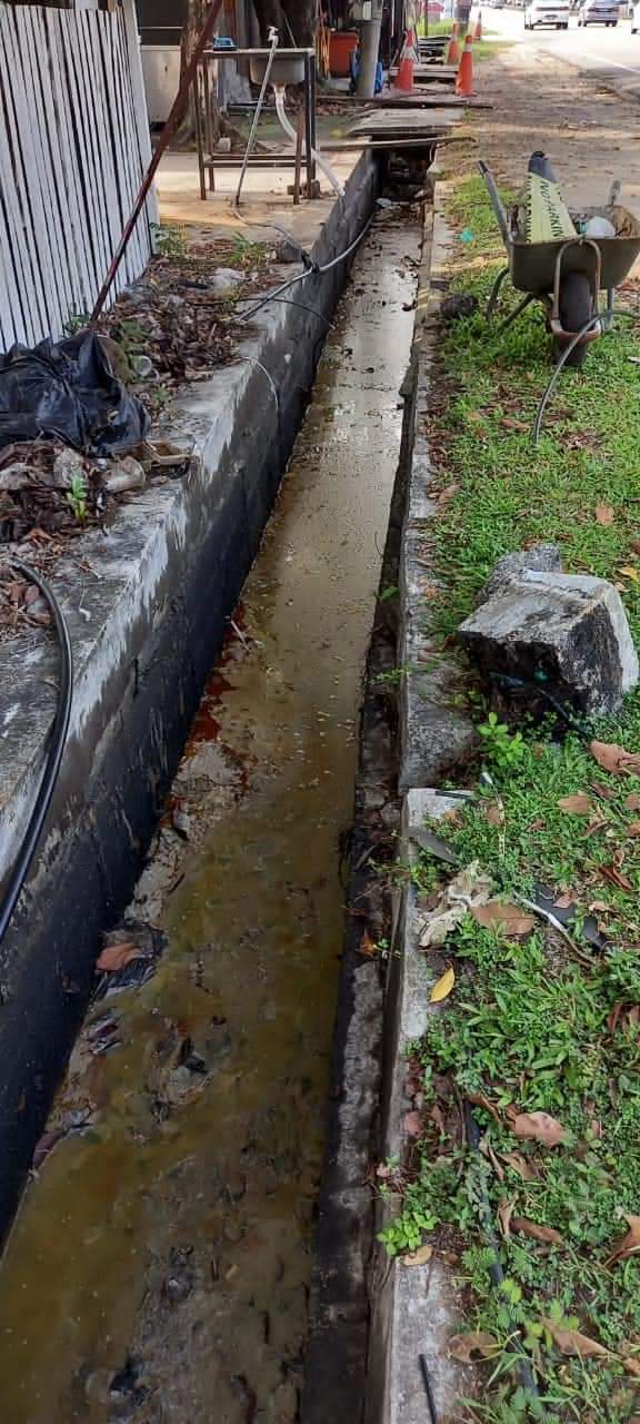 东：食摊小贩未照顾环境卫生，士基劳广场沟渠垃圾堵塞发恶臭！