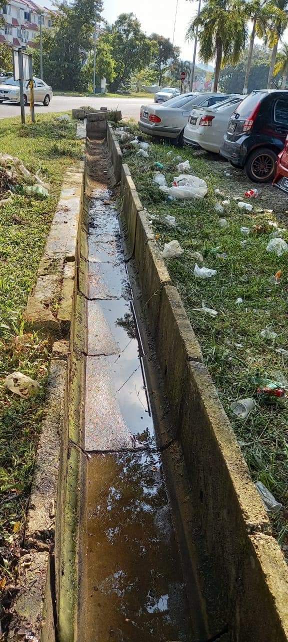 东：食摊小贩未照顾环境卫生，士基劳广场沟渠垃圾堵塞发恶臭！