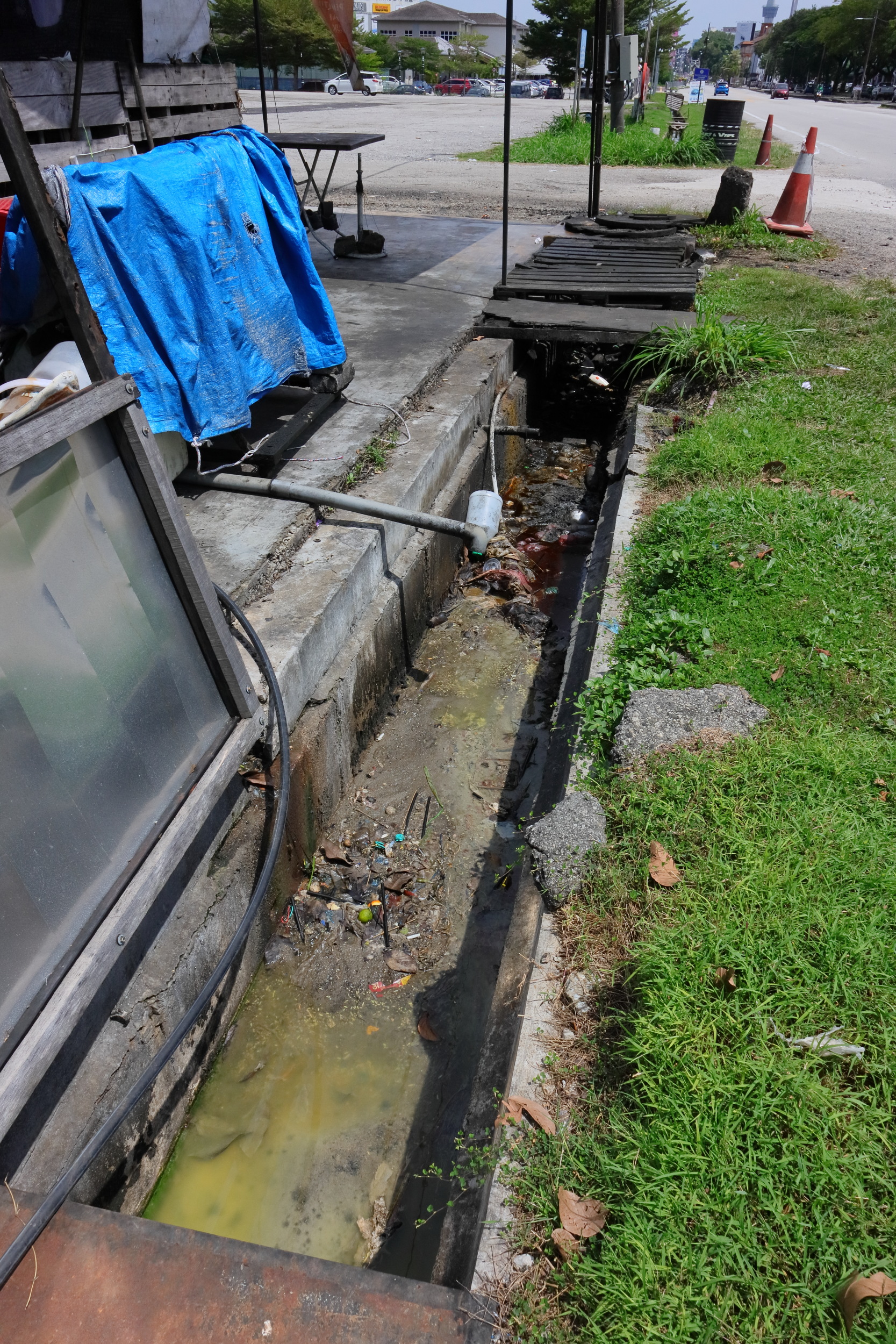 东：食摊小贩未照顾环境卫生，士基劳广场沟渠垃圾堵塞发恶臭！