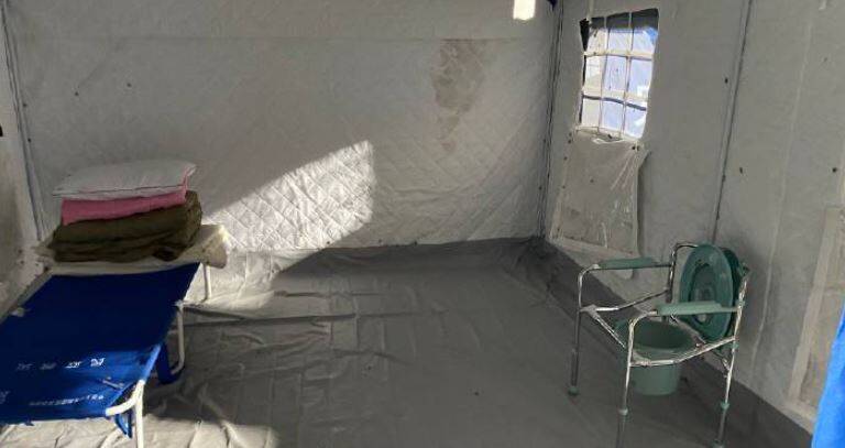 中国又爆封城悲剧！孩童高烧不能送医 防疫人员殴打民众